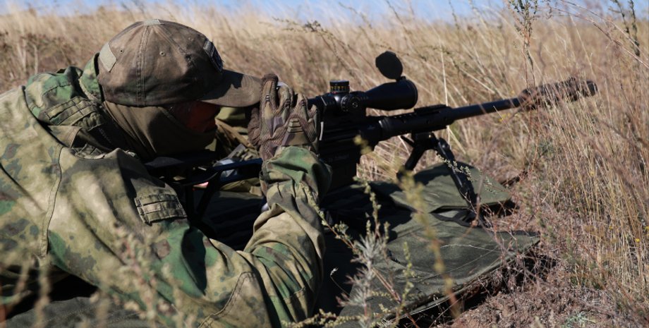 російський снайпер у полі