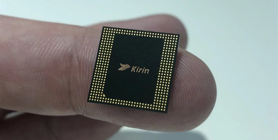 Процессор для смартфонов Kirin 9020 на пальце человека