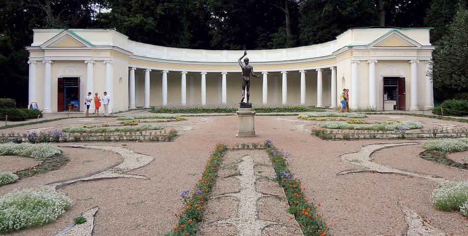 Колоннада "Эхо" в дендропарке "Александрия"