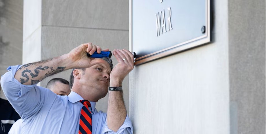 Teilen: Der Chef des Pentagons sagte und zog die Schrauben an, dass „eine neue Ä...