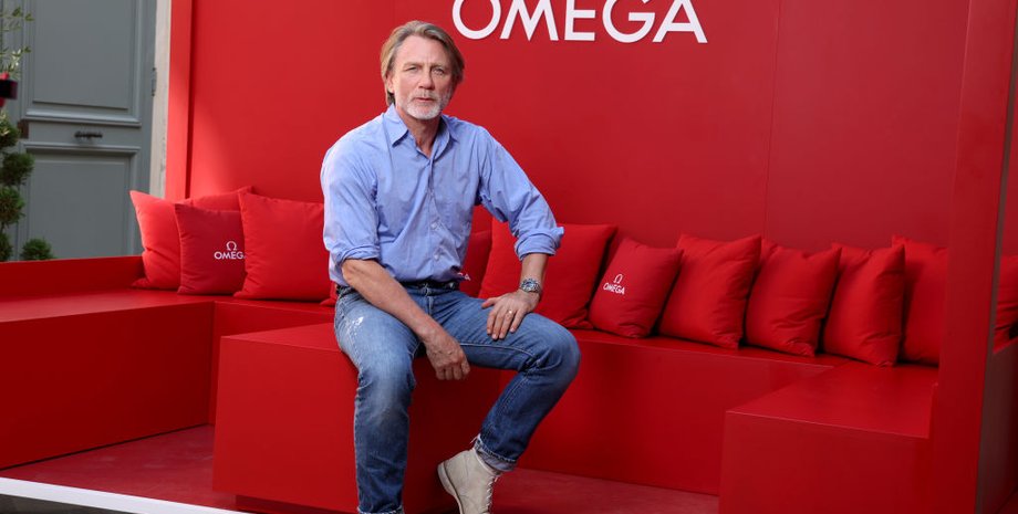 Денієл Крейґ, диван, подушки