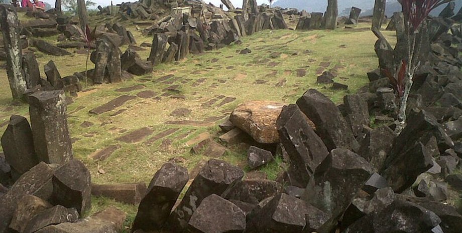 Спор о пирамиде Гунунг Паданг, древняя индонезийская цивилизация, доисторический мегалитический памятник, цивилизация ледникового периода, археологические дебаты, скальные образования, альтернативные исторические теории