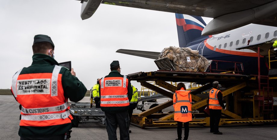 Разгрузка борта с российской вакциной "Спутник V"