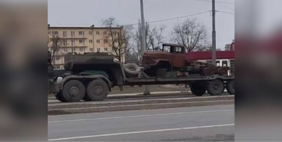 Les colonnes russes des tracteurs de transport pourraient transporter des équipe...