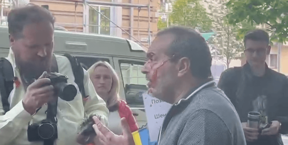 Віктор Шендерович українські активісти, Віктор Шендерович активісти, Віктор Шендерович пікет, Віктор Шендерович протест, Віктор Шендерович кетчуп