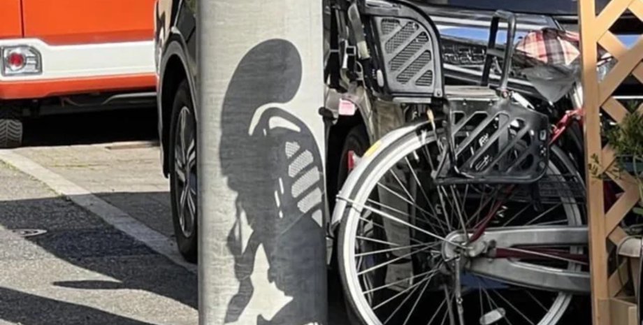Люди заметили жуткую деталь на фото велосипеда, припаркованного рядом с авто