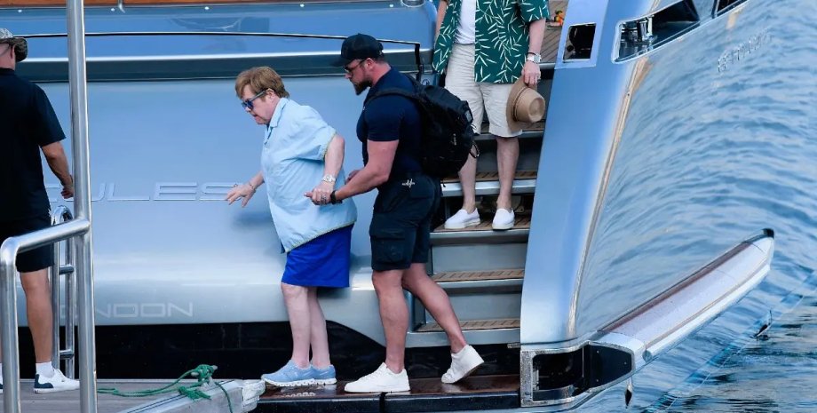 Прогулка Элтона Джона на яхте вызывает вопросы из-за состояния его здоровья Элтон Джон