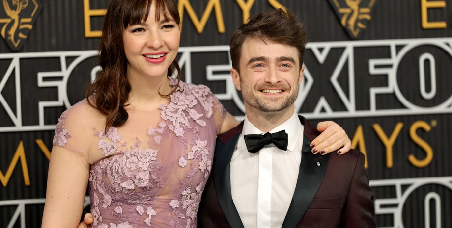 Дэниел Рэдклифф и Эрин Дарк, девушка Дэниела Рэдклиффа, звезда гарри поттера, премия эмми, красная дорожка эмми