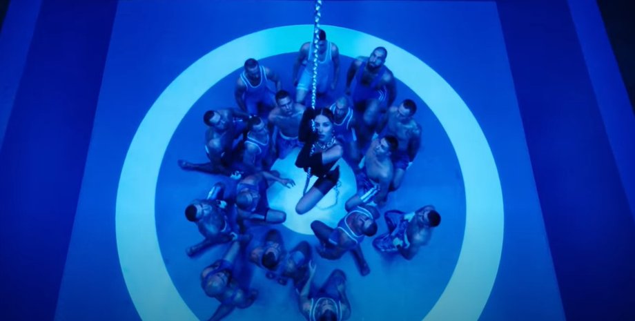 кадр из клипа