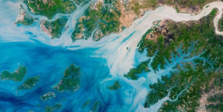 потемнів океан