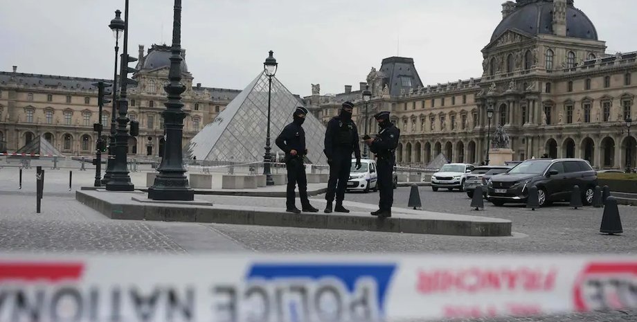 поліція біля пограбованого лувру