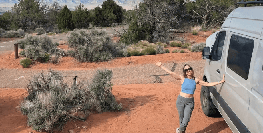 женщина живет в фургоне и на яхте