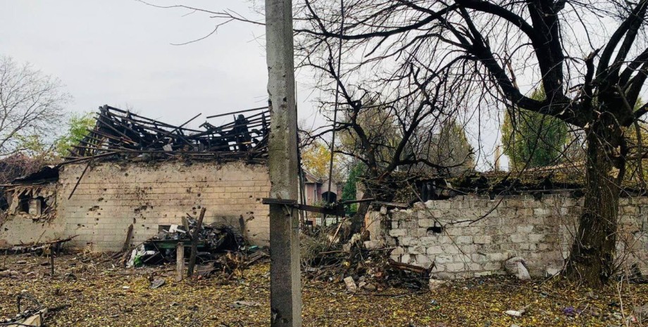 Ostřelování bylo zaznamenáno na budově vzdělávací instituce a 21 soukromých obyd...