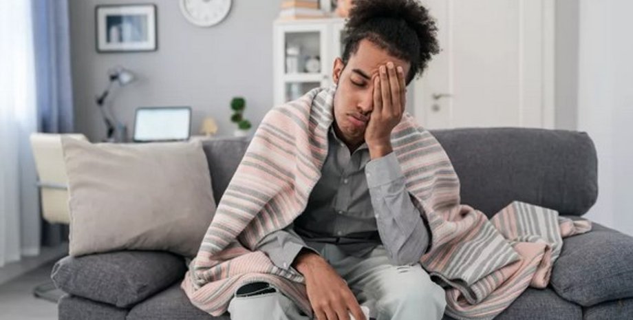головний біль, чоловік, вітальня