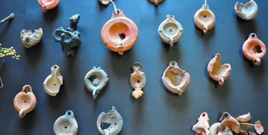 Древний город Айгай, масляные лампы, археологические открытия, древнегреческая история, использование оливкового масла, народ айолов, античность, древняя греция