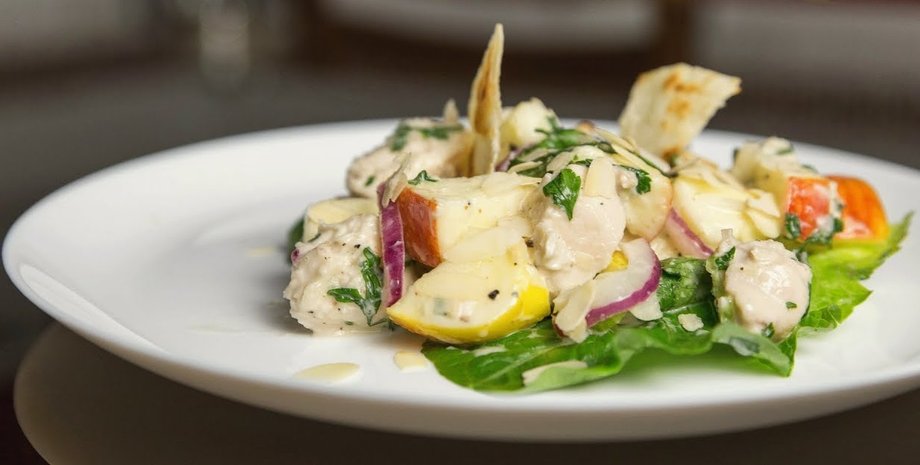теплый салат с курицей, вкусный салат, салат с курицей и яблоками, рецепт салата