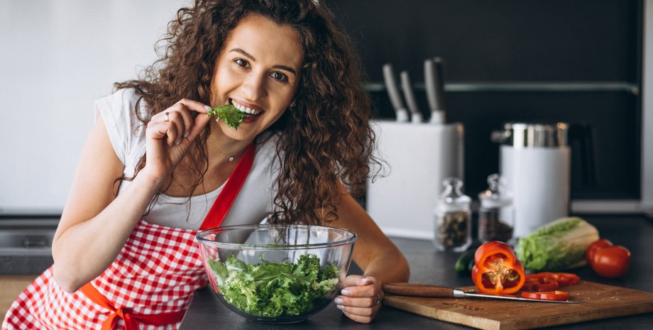 Дівчина їсть салат