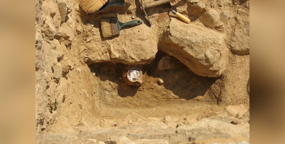 кувшин, инструменты, камни, песок, фото