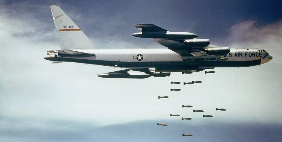 бомбардувальник Boeing B-52