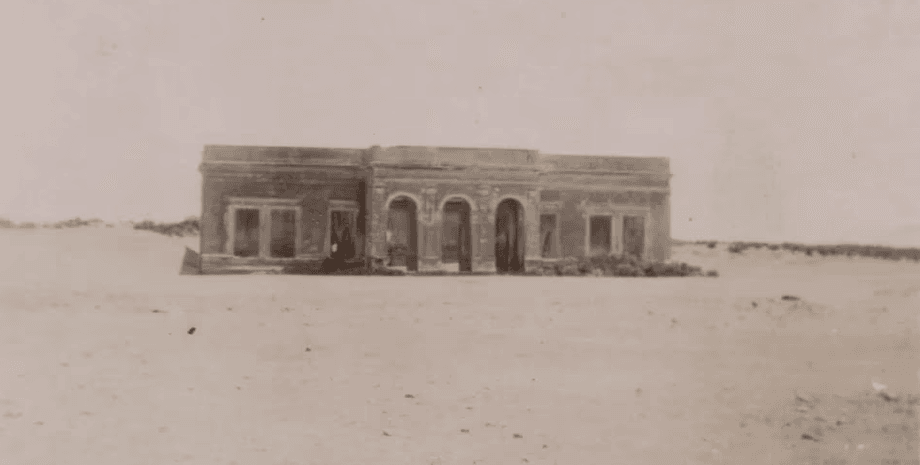 Отель-призрак, Mar del Sud, отель, гостиница, пустыня, песок, 100 лет под песком, Тайна под песком, исчезнувший отель,