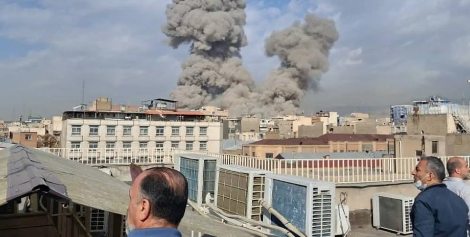 стовп диму після удару по Тегерану 28 лютого