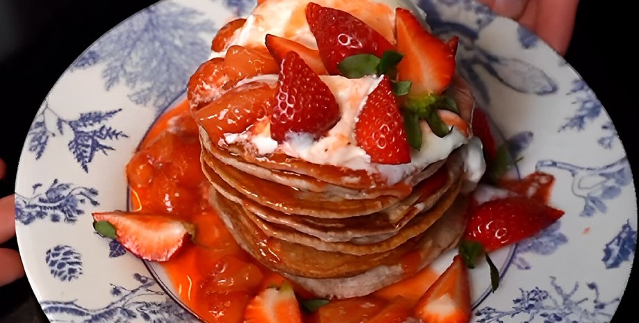 Оладьи с клубникой, оладьи рецепт, как приготовить оладьи, простой рецепт