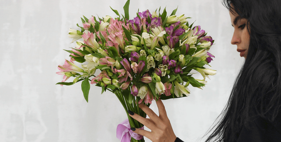 Жінка зі США почала сушити квіти, які їй щотижня дарує коханий