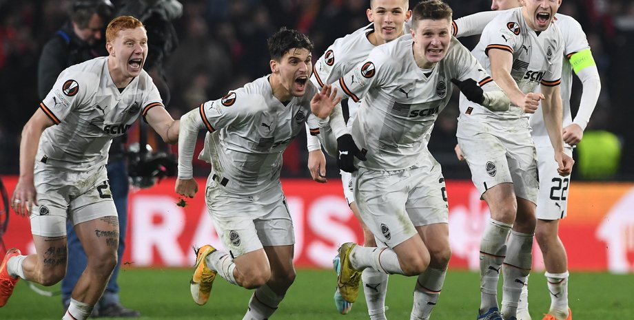 "Шахтер" празднует победу в матче против "Ренна"