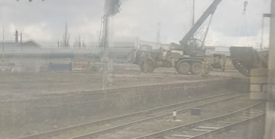 Оккупанты, размещая технику в Крыму, перевернули танк