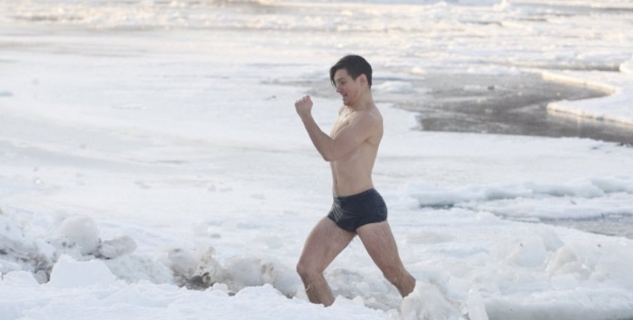 Как украинцы на Крещение в проруби купались / Фото: REUTERS