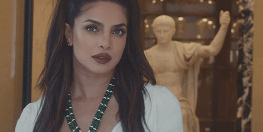 Пріянка Чопра, скульптура, намисто