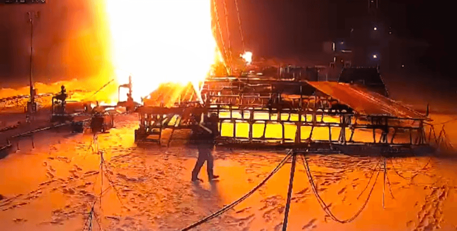 Взрывы в России, взрыв в России, взрывы, пожар, буровая вышка, нефтяное месторождение, РН-Уватнефтегаз