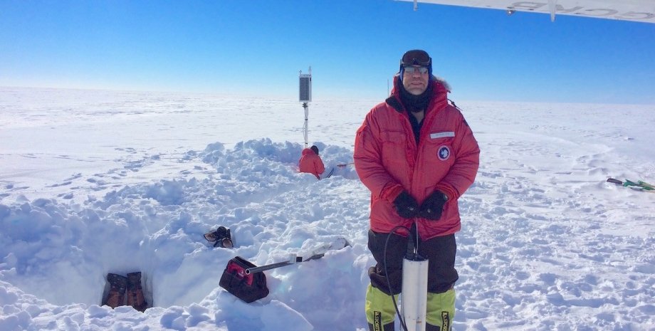 Геофизик Рик Астер на шельфовом леднике Росса. AGU