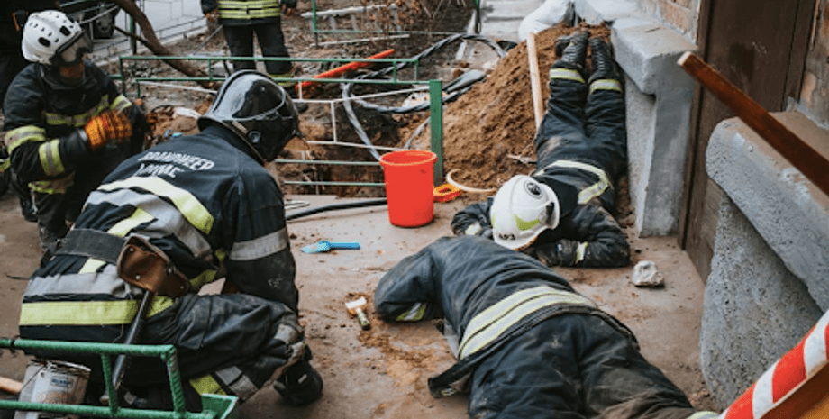 обвал, киев, спасатели, завалило человека