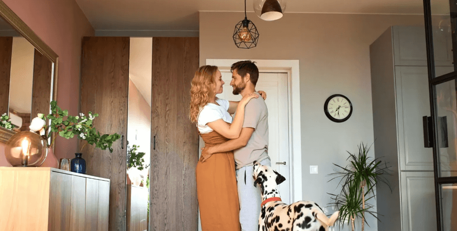 Пара обіймається, хакохані