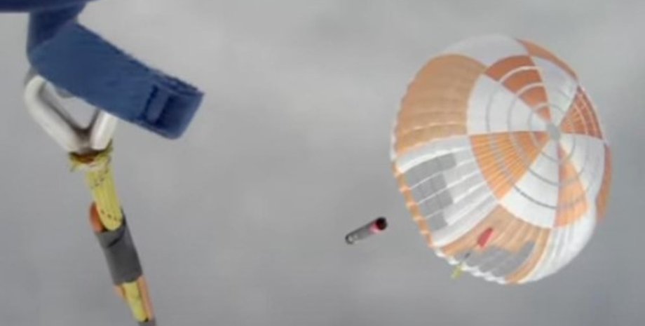 Компании Rocket Lab удалось перехватить с помощью вертолета первую ступень ракеты-носителя в воздухе