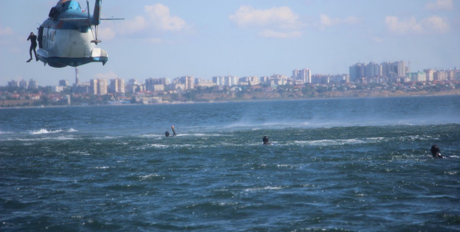 Украинские пограничники десантировались в море без парашютов / Фото: ГПСУ