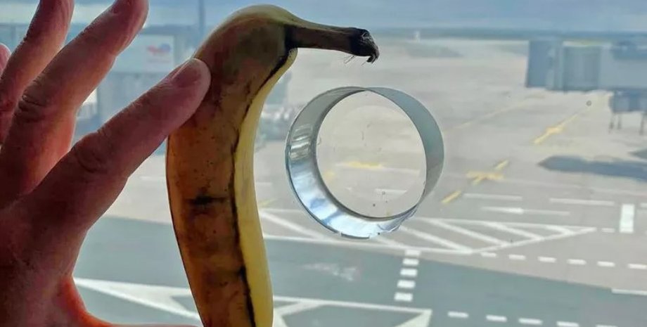 отверстие в окне аэропорта в Париже