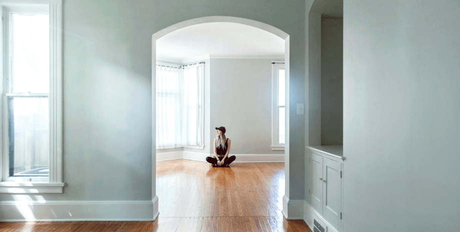 Порожня вітальня в будинку подружжя після того, як теща викинула і пожертвувала меблі під час їхньої відпустки