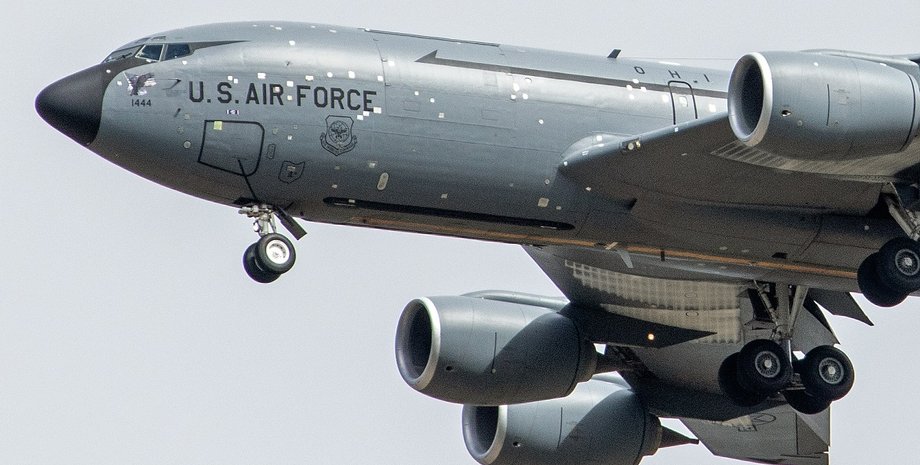Военный самолет США KC-135 Военный самолет США KC-135