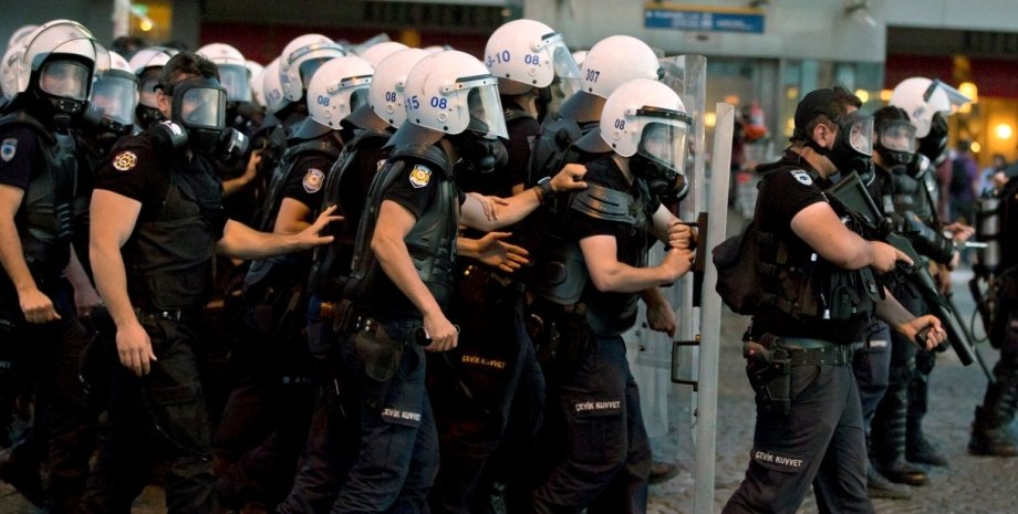 Турецкая полиция / Фото: metro.co.uk
