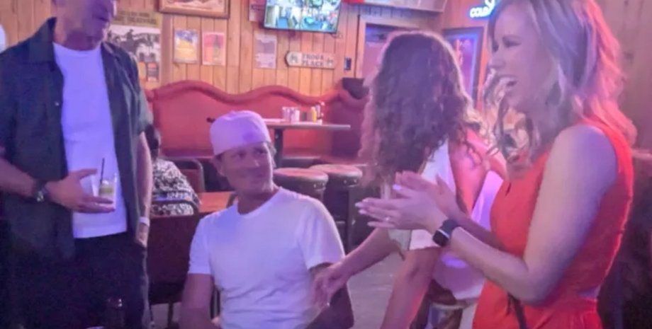 Караоке, зірка рок-гурту, соліст, вокаліст, зустріч із зіркою, Том ДеЛонг, Blink-182, вечірка, TikTok, соцмережі, вірусне відео,