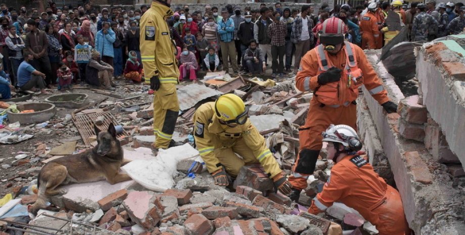 Поиски жертв землетрясения в Непале / Фото: Will Oliver, EPA