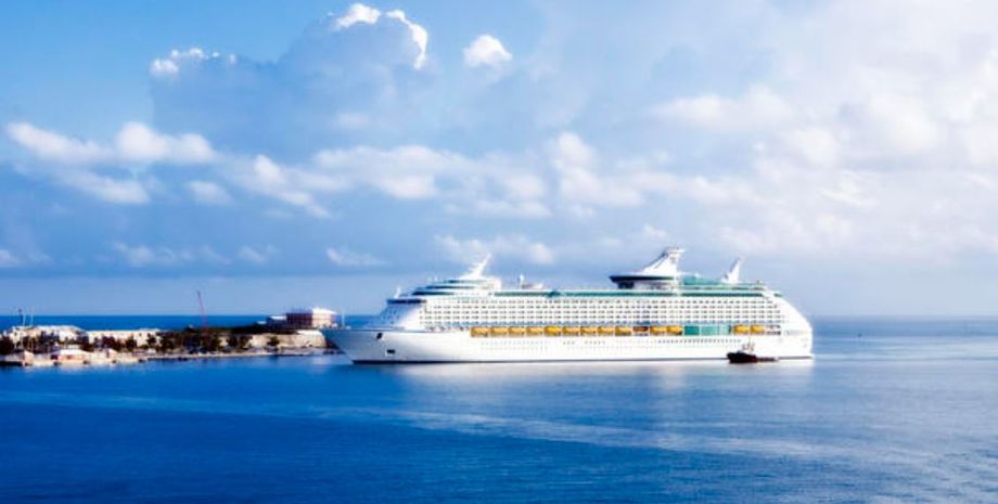 Круизный лайнер Explorer of the Seas пострадал из-за погодных условий, порывы ветра, шторм, инцидент на лайнере