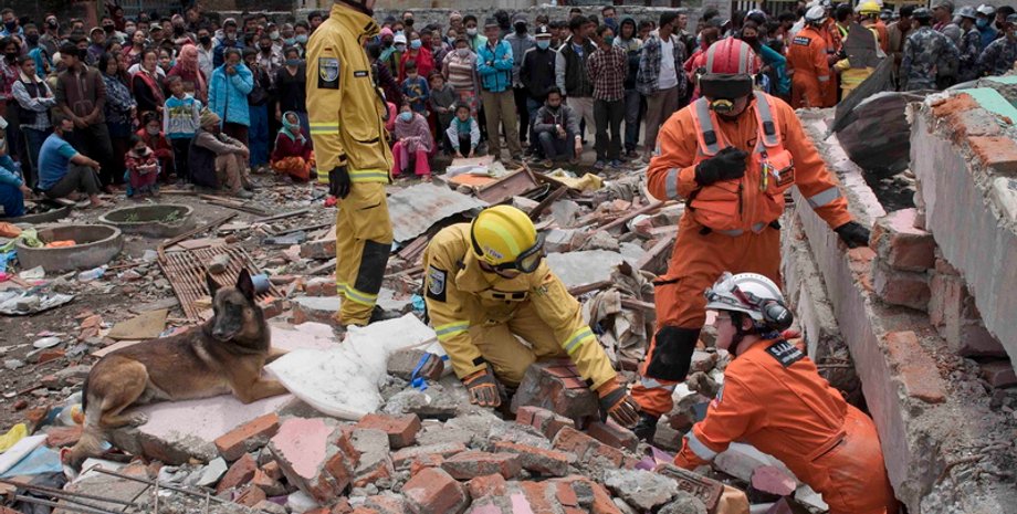 Поиски жертв землетрясения в Непале / Фото: Will Oliver, EPA