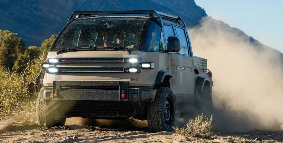 La camioneta eléctrica Canoo está preparada para una carretera grave. Está equip...