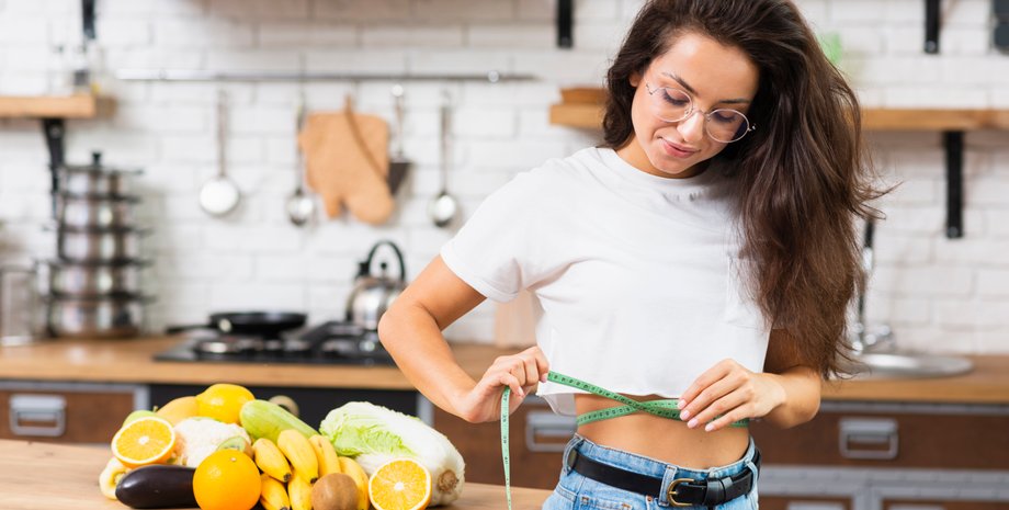 Девушка измеряет талию