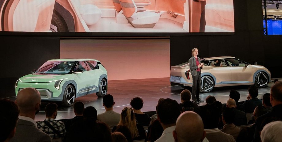 автошоу в Лос-Анджелесі, автосалон у Лос-Анджелесі, Toyota Camry, Subaru Forester, Toyota Crown, Ford Mustang