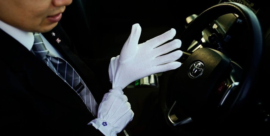 водитель в перчатках