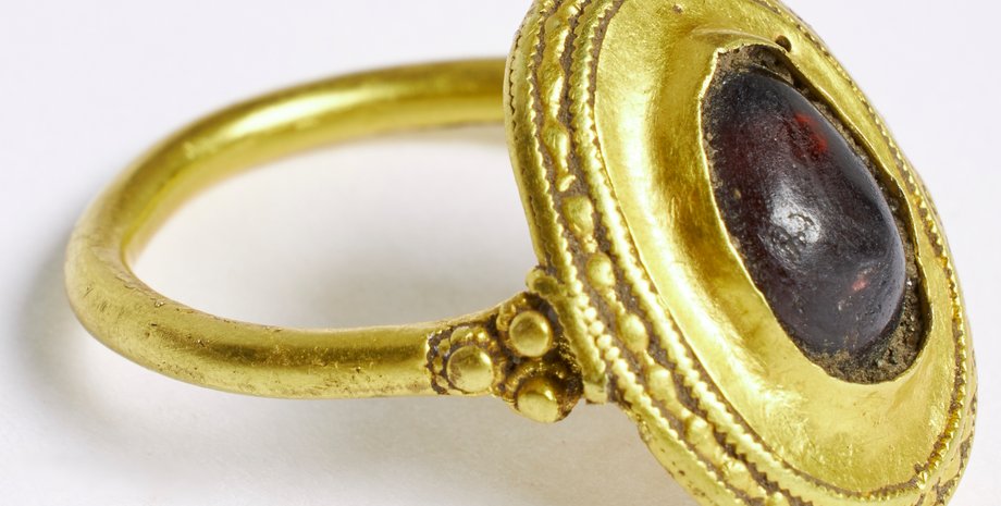 Дания, археологи, археология, перстень, кольцо, находка, золото, гранат, музей, княжеской род, король, династия, Франция, власть, символ, культура, кольцо, политика, Европа